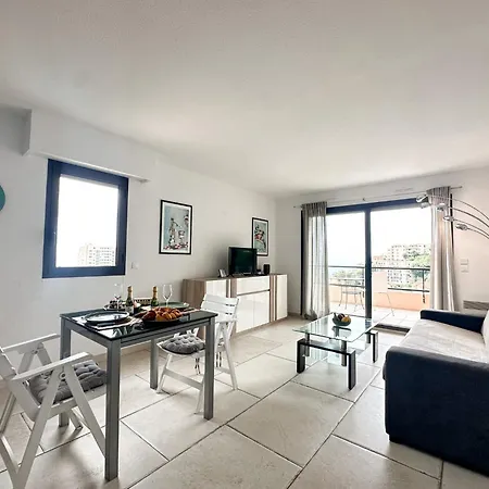 Luxurious 3 Rooms, Pool, Bnbrickeys Apartment